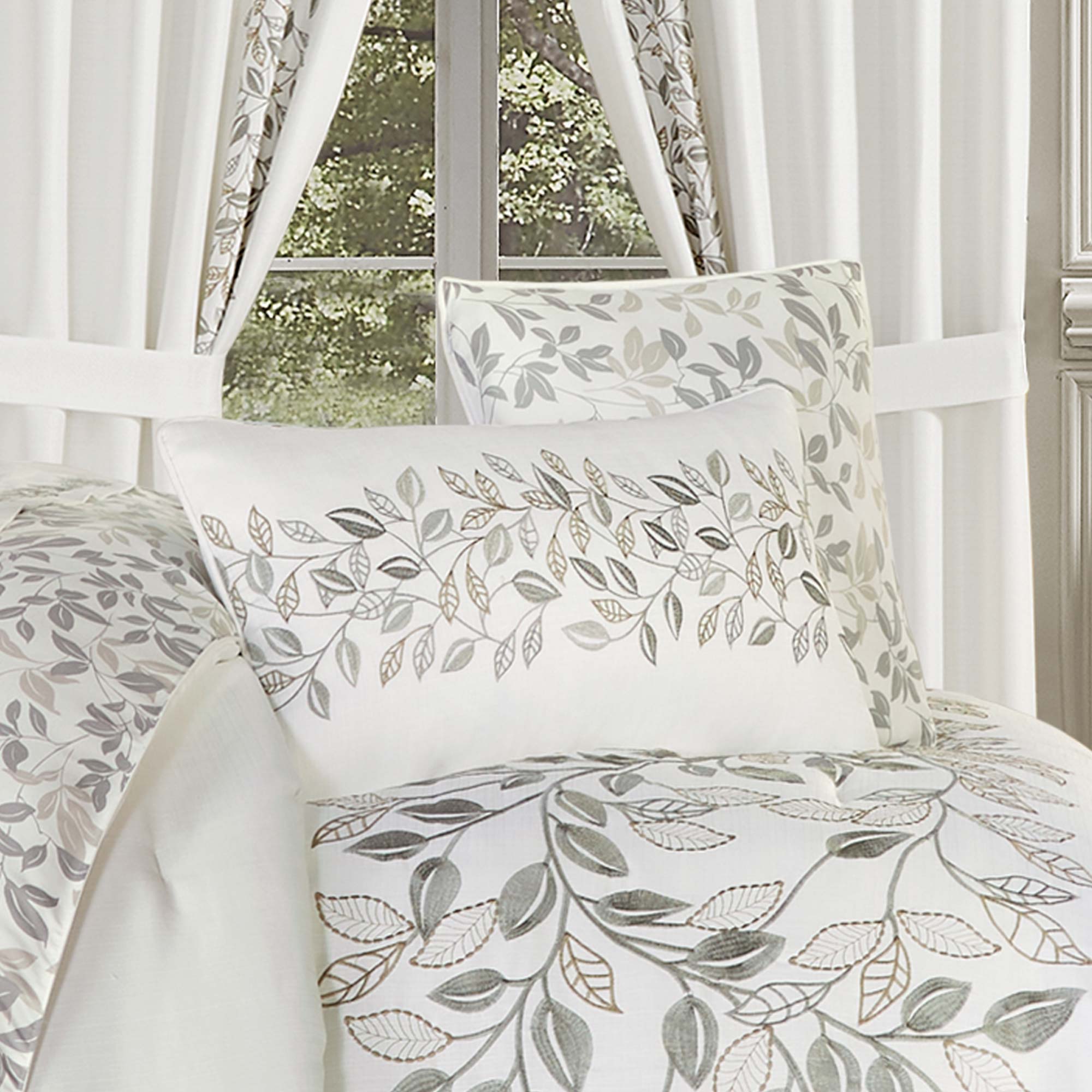 laurel-boudoir-decorative-throw-pillow-white-2