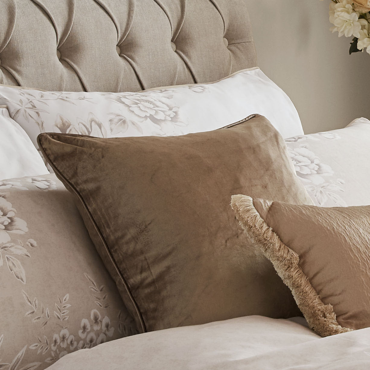 NigellaChestnutCushionLifestyle50x50