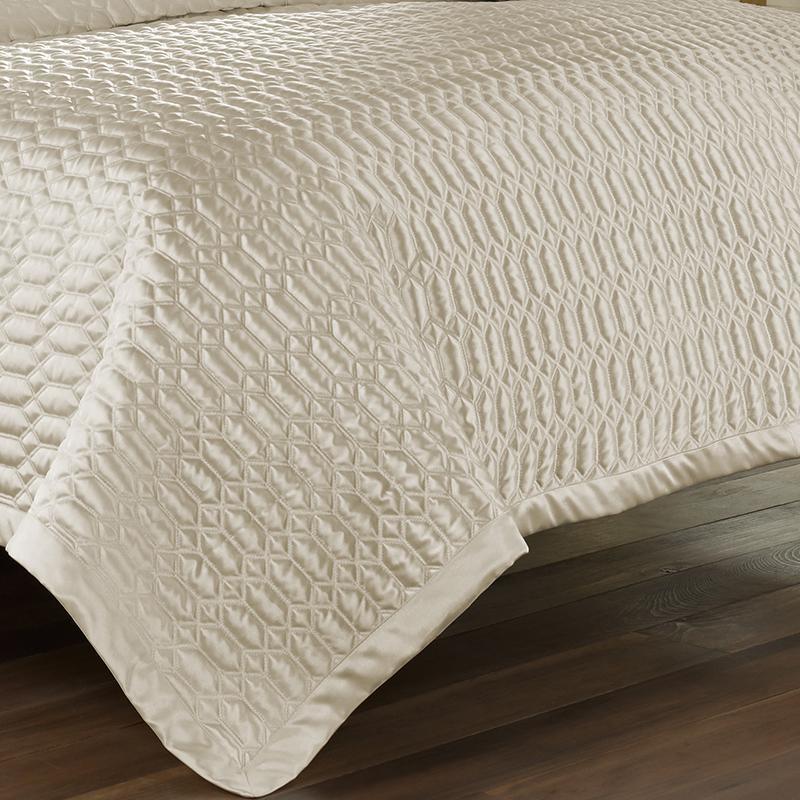 Satinique_Natural_Coverlet3_0055b7c1-6627-4189-9644-b11d97d245f0